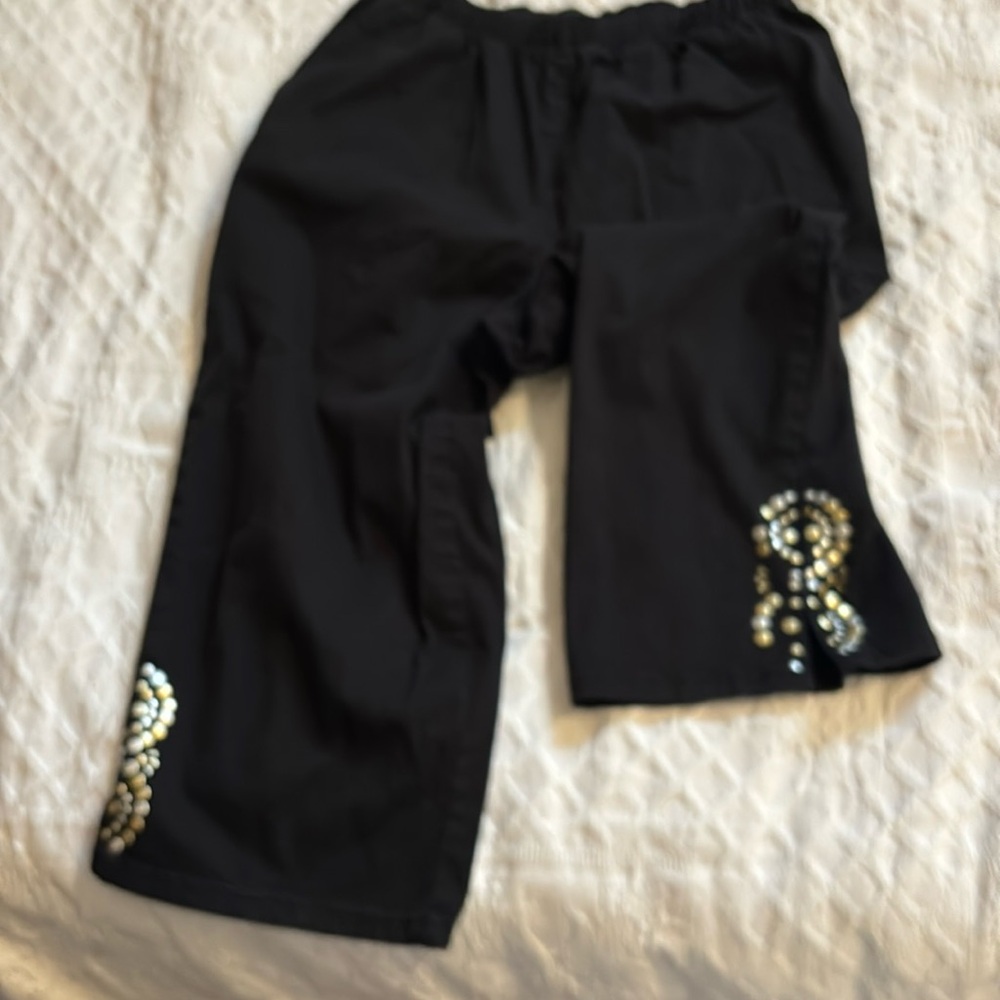 Denim & Co size M black metal accents cotton/span elastic waist pull on capris